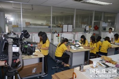 【今日新闻】新时代 “星”发展 --深圳卫视采访星光达,聚焦传统文化产业发展_国际珠宝网-全球最大的珠宝门户网站。提供及时的行业动态、黄金价格和珠宝加盟等资讯。